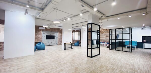 Зонированный лофт с пуфами. Event - пространство TEPLICA