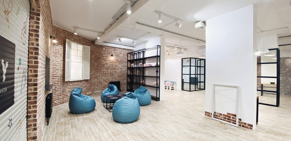 Зонированный лофт с пуфами. Event - пространство TEPLICA