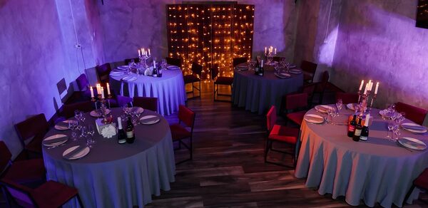 One Bar. Лофт с круглыми столами 