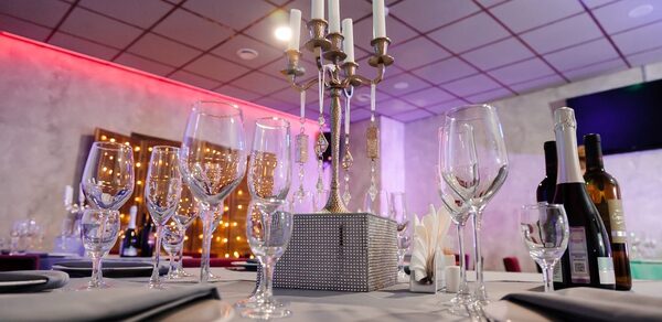 One Bar. Лофт с круглыми столами 