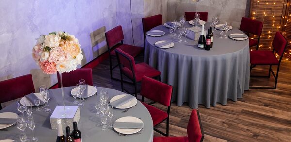 One Bar. Лофт с круглыми столами 