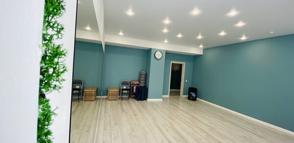 Центр развития "Духовная пища". Зал для танцев и занятий йогой с большим зеркалом
