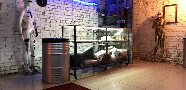 Камерный лофт с манекенами