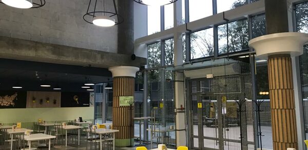 Кулинар Лофт-кафе с высокими потолками