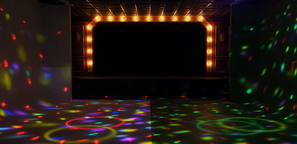 Graf-Studio. Зал с театральной сценой и хромакеем