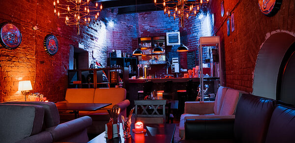 Кирпичный лофт с экраном во всю стену