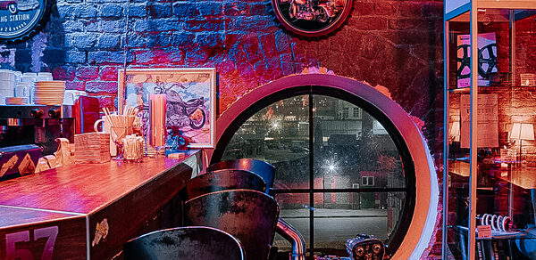 Кирпичный лофт с экраном во всю стену