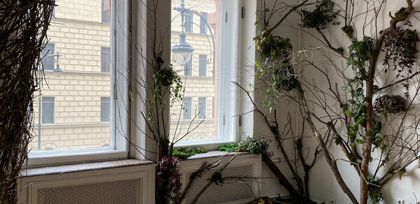 Bedford studio. Светлый зал с камином