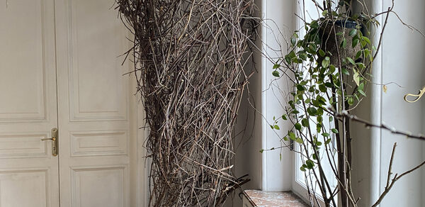 Bedford studio. Светлый зал с камином