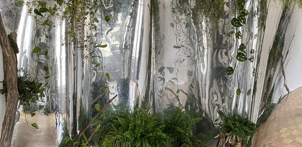 Bedford studio. Светлый зал с камином