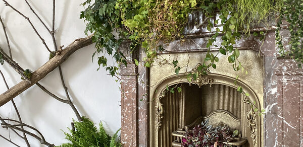 Bedford studio. Светлый зал с камином