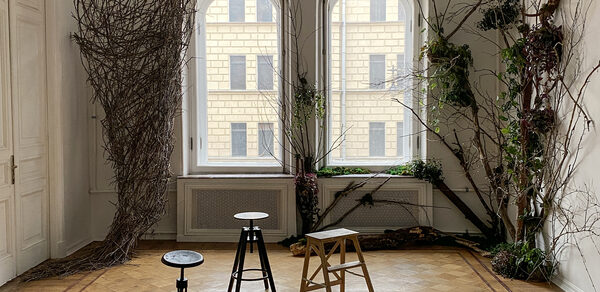 Bedford studio. Светлый зал с камином