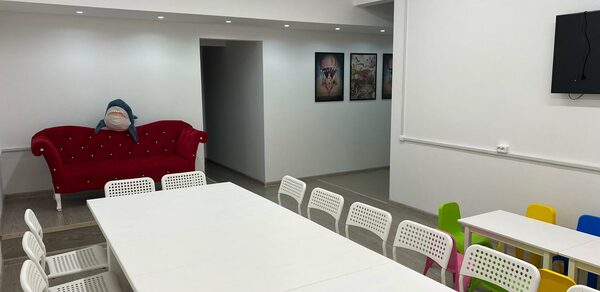 Позитиffчики Лофт в белых тонах с детской игровой комнатой