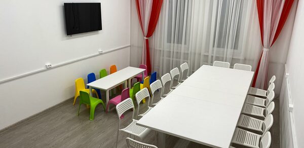 Позитиffчики Лофт в белых тонах с детской игровой комнатой