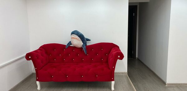 Позитиffчики Лофт в белых тонах с детской игровой комнатой