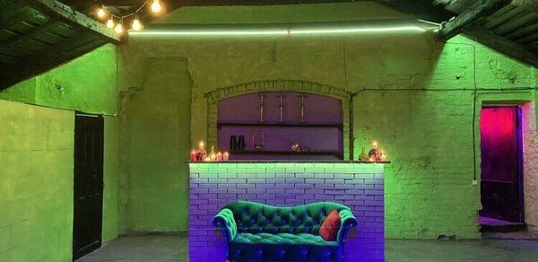 Conductor Lofts неоновый с барной стойкой