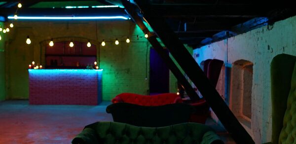 Conductor Lofts неоновый с барной стойкой