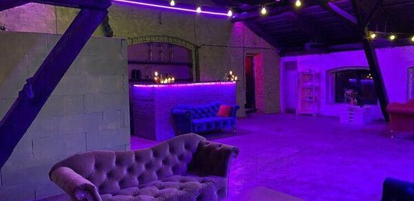 Conductor Lofts неоновый с барной стойкой