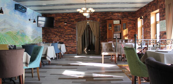 Банкетный зал с живописными фресками