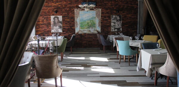 Банкетный зал с живописными фресками