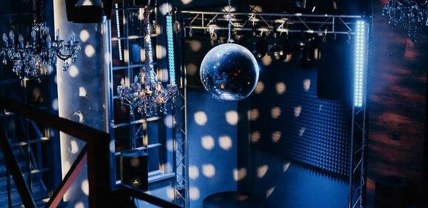 Двухуровневый праздничный лофт с танцполом