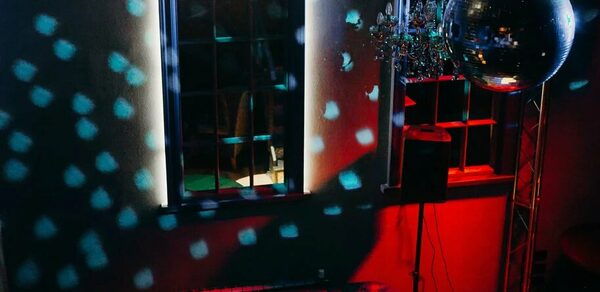 Двухуровневый праздничный лофт с танцполом