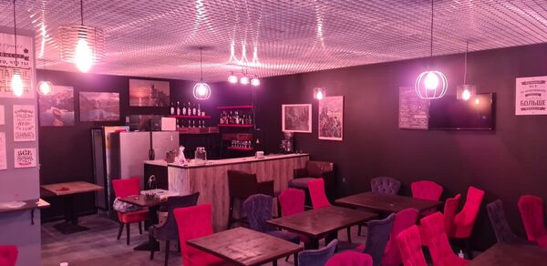 Лофт-бар с яркими креслами