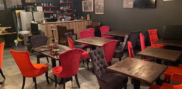 Лофт-бар с яркими креслами