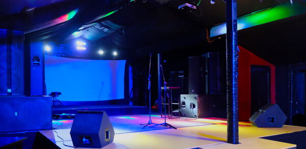 Клуб с профессиональным оборудованием и сценой