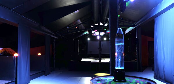 Клуб с профессиональным оборудованием и сценой