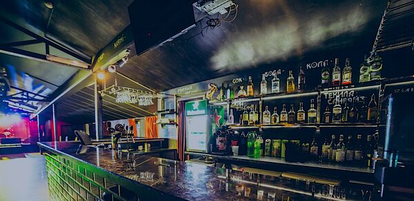 Клуб с профессиональным оборудованием и сценой