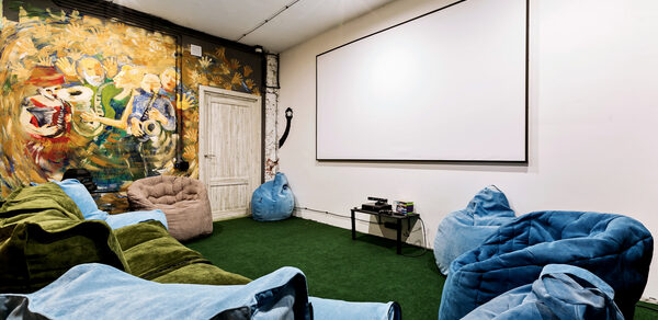 Кафе Деталька Лофт с проектором и играми