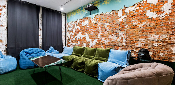 Кафе Деталька Лофт с проектором и играми