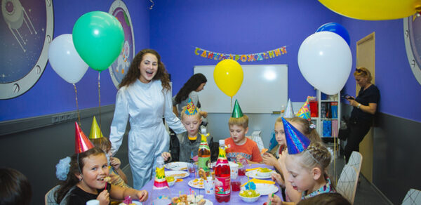 Зал в кафе в виде космического корабля