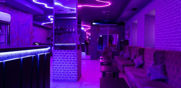 Лофт с атмосферой неона в центре Москвы