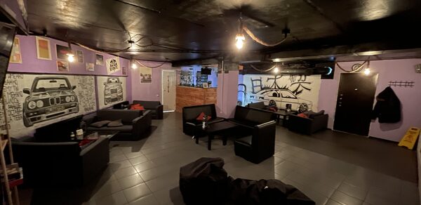 Антикафе Autosmoke Зал с черными диванами