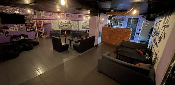 Антикафе Autosmoke Зал с черными диванами