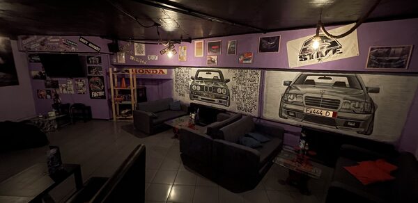 Антикафе Autosmoke Зал с черными диванами