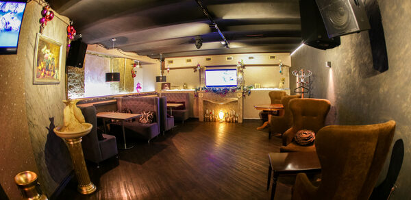 Атмосферный караоке бар под закрытие