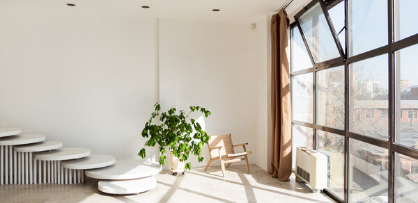 Сонора Белый зал с лестницей и панорамным окном