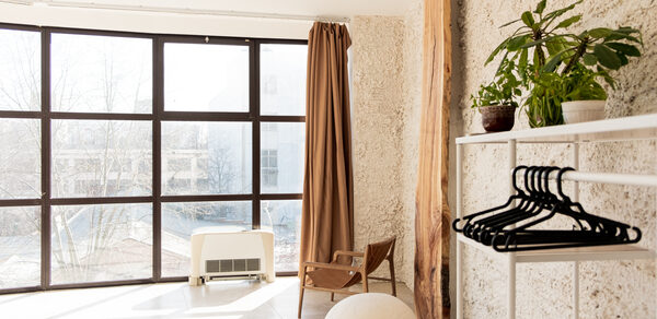 Сонора Белый зал с лестницей и панорамным окном