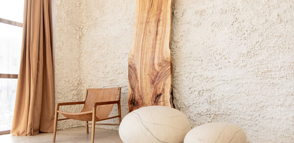 Сонора Белый зал с лестницей и панорамным окном