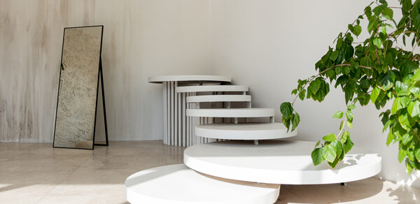 Сонора Белый зал с лестницей и панорамным окном