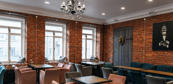 Benders Lounge Bar. Лофт с лепниной