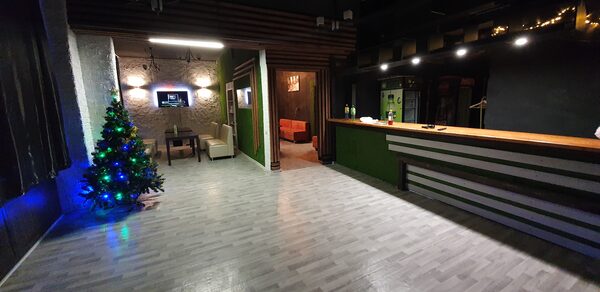 Черный лофт с большой барной стойкой