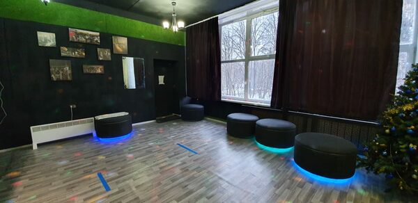 Черный лофт с большой барной стойкой