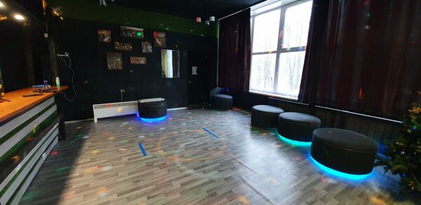 Черный лофт с большой барной стойкой