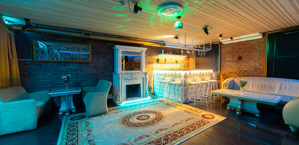 Караоке-зал с действующим камином