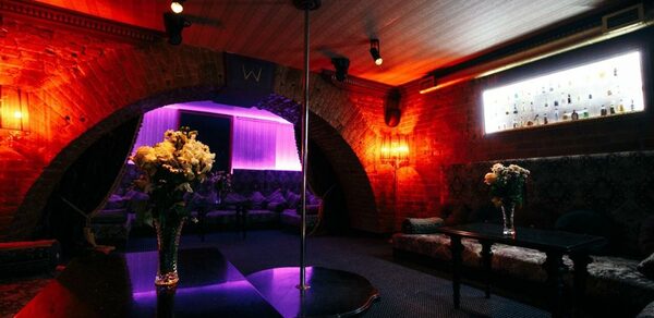 Кальянный зал с пилоном