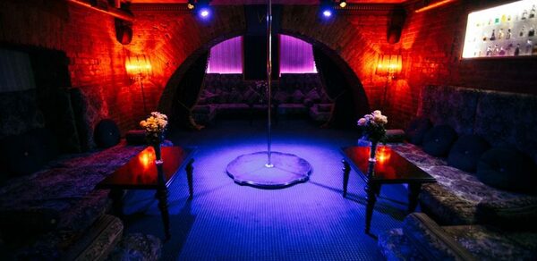 Кальянный зал с пилоном